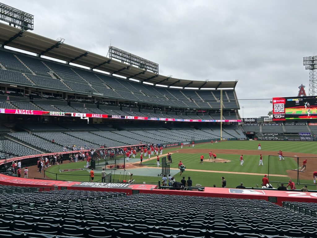 エンゼルスタジアム試合前練習風景　1塁側から