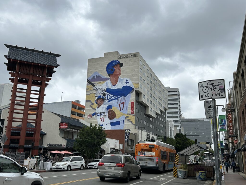 ミヤコホテル大谷選手二刀流壁画